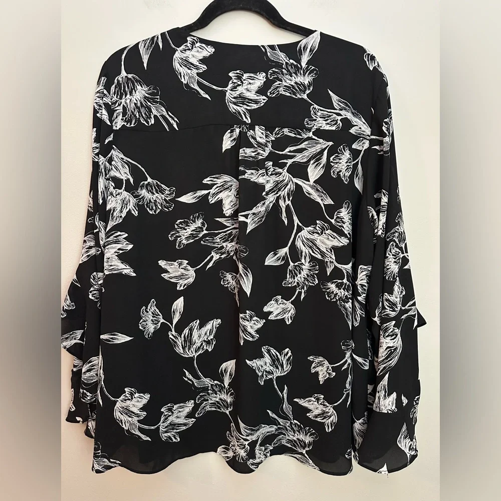 Chelsea & Theodore Black White Floral Blouse Size 1X  Like New